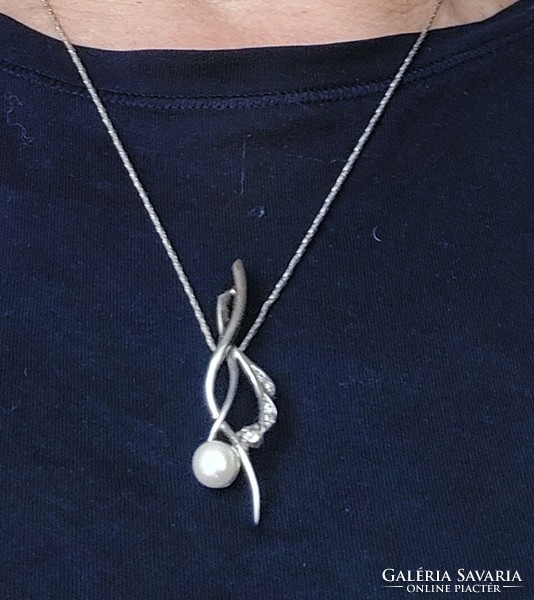 Silver necklaces decorated with freshwater cultured pearls