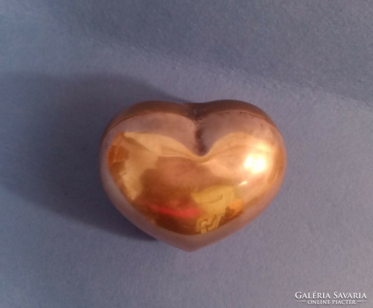 Szív alakú fém ékszertartó vagy bonbonier.