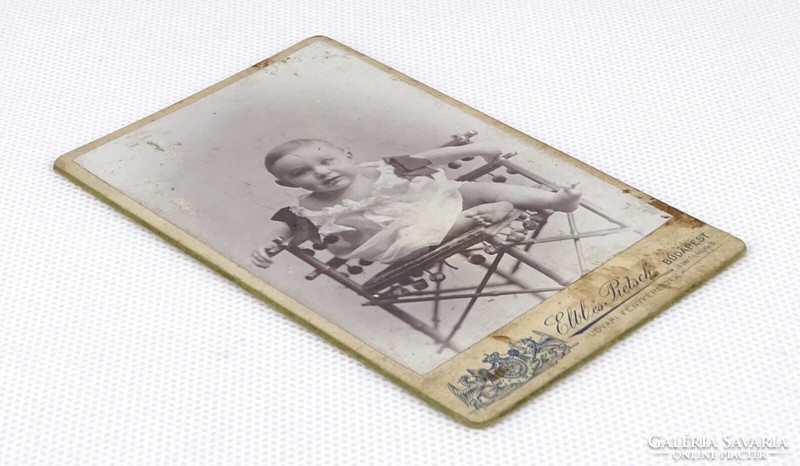 1Q278 Elbl és Pietsch műterme : Antik csecsemő fotográfia antik nádhatású thonet székben ~ 1900