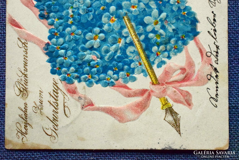 Antik dombornyomott üdvözlő képeslap - két nefeljcs szív arany nyíllal átszúrva  1905ből