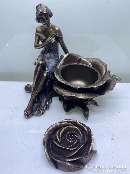 Bronzirozott női alakos-rózsás ékszertartó, szobor