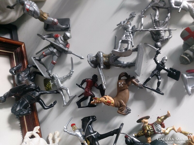 Rengeteg műanyag harcos, ló, pegazus, troll, kalóz, fantázia játék figura egyben