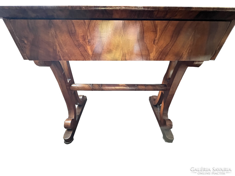 Antik biedermeier iróasztal, 78 x 95 x 55 cm-es nagyságú.9003