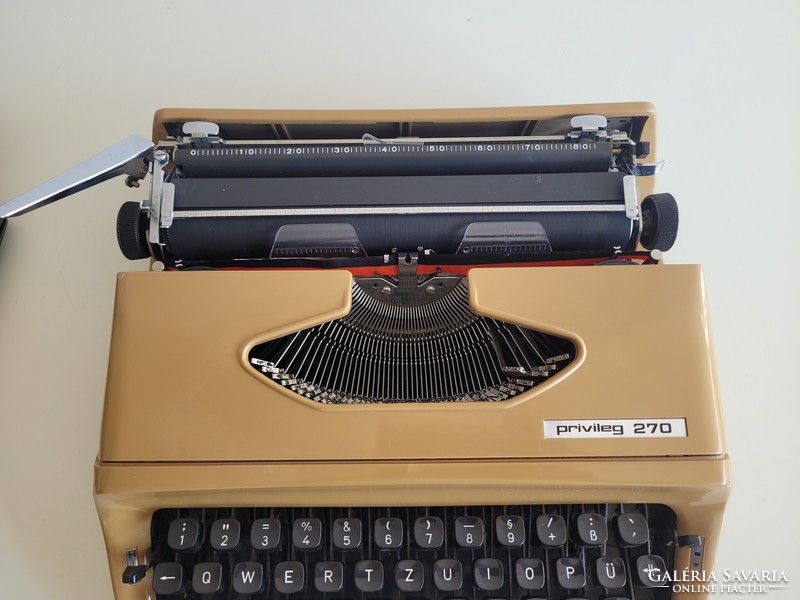 Régi retro kis méretű táskaírógép mid century írógép karamell színű