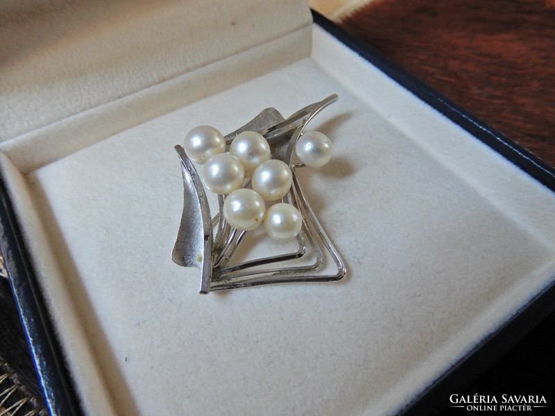 Silver design brooch with real pearls