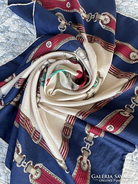 Elegant silk effect scarf with a classic pattern decorated with a mail car