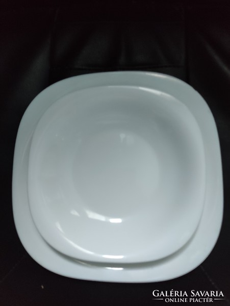 Modern fehér szögletes lapos és mély tányér a 2 együtt.