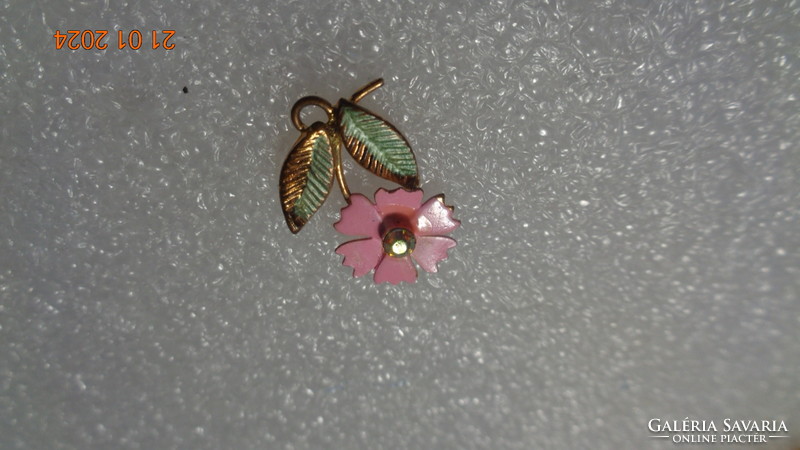 Pendant with a beautiful rose-colored flower