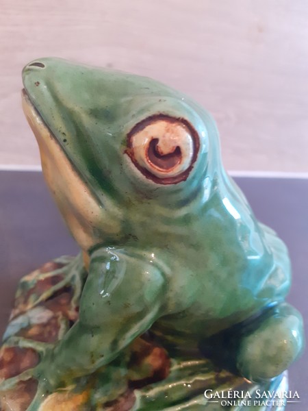 Zsolnay frog