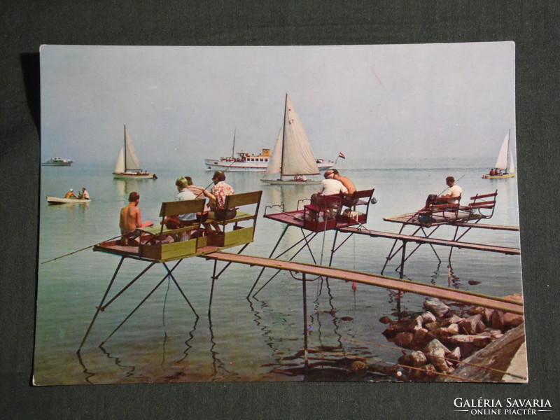 Képeslap, Balaton part  részlet, stégekkel horgászokkal, Jókai sétahajó, vitorlás hajó