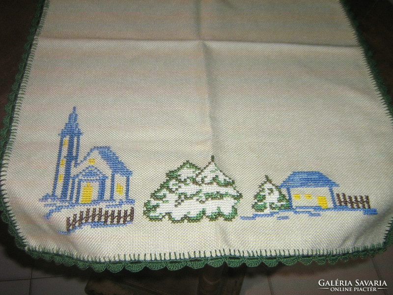 Beautiful Winter Pattern Hand Embroidered Christmas Crochet Edge Woven Table Runner