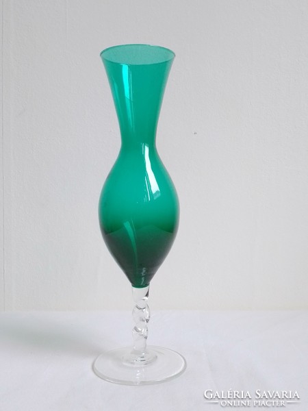 Különleges formájú, gyönyörű mély smaragdzöld színes üveg váza színtelen, csavart szárral, talppal