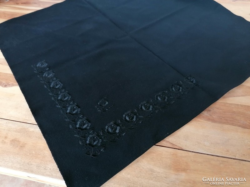 Antik régi posztó gyapjú népi fekete kézzel hímzett kendő fejkendő népviselet viselet 109