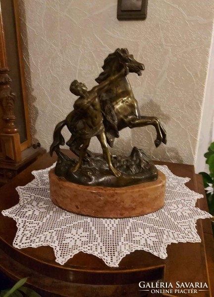 Antik mesés bronz lovas szobor szignált Kolozsváry!