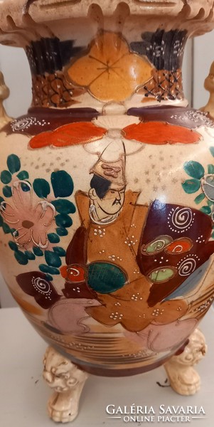 A sumptuous, elegant, oriental ceramic vase!