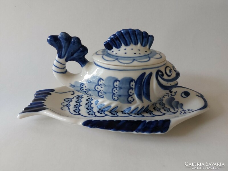 Orosz GZHEL kézműves népi kerámia halkínáló kék fehér kaviártartó ruszlis halas tálca 2 db