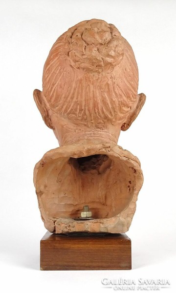 1P675 Turáni Kovács Imre: Terrakotta idős női fej fa talapzaton 35.5 cm 1972