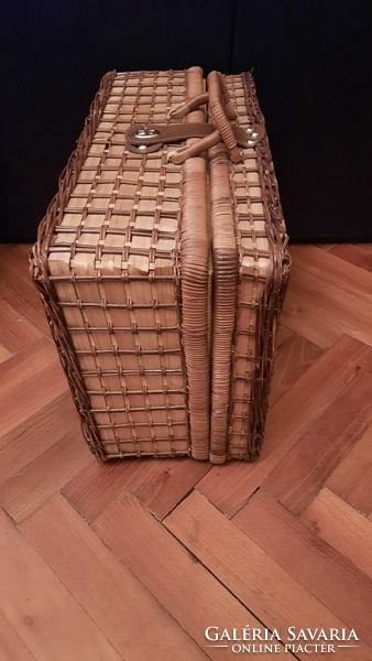 Wicker picnic bag