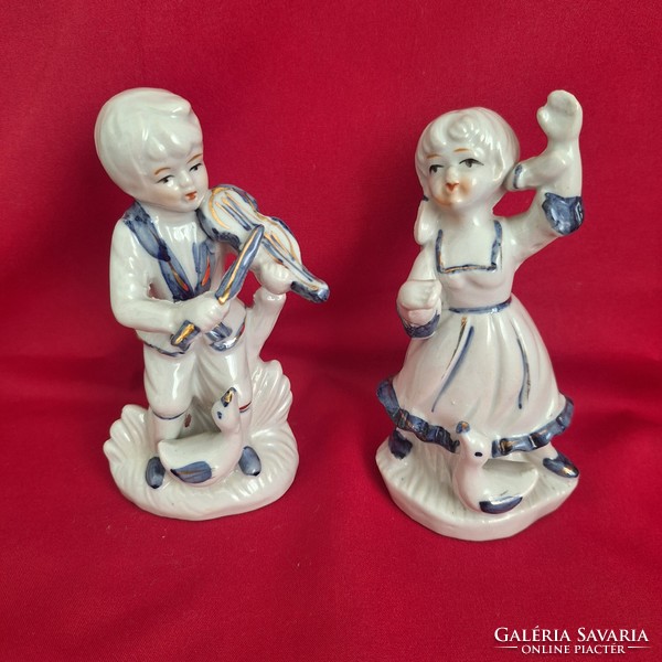 Kék, fehér porcelán táncoló kislány és hegedűs kisfiú