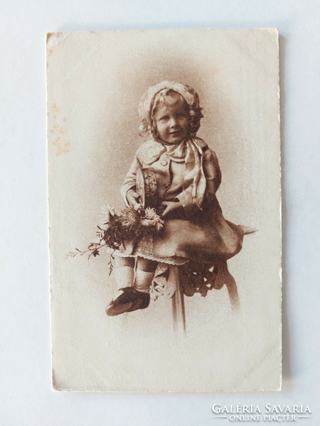 Régi képeslap kislány virággal bonbonnal fotó