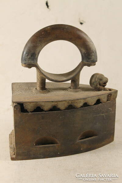 Antique lion head cast iron iron 821