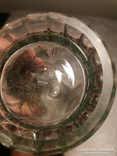 Antik üvegtestű söröskorsó.Csipkézett ón fedele csiszolt lila kristályüveg betéttel készült.Jelzett!