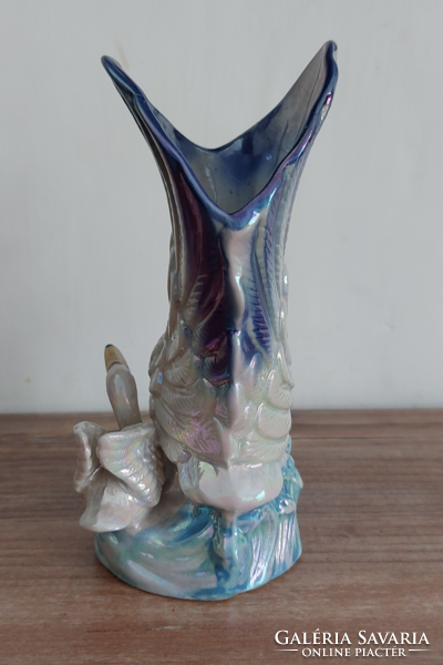 Irizáló porcelán hattyút és fiókát ábrázoló  váza , 14 cm magas