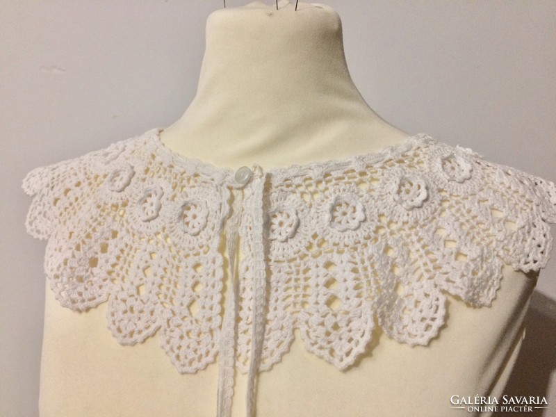 Old crocheted round collar