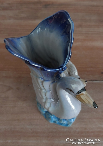 Irizáló porcelán hattyút és fiókát ábrázoló  váza , 14 cm magas