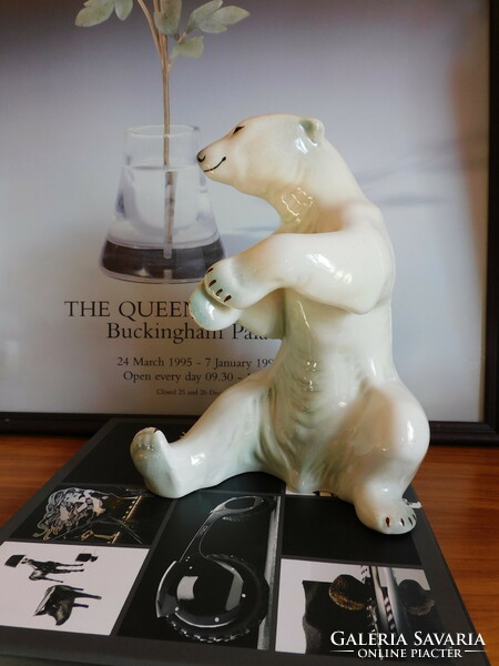 Kispest granite large polar bear figure 23 cm