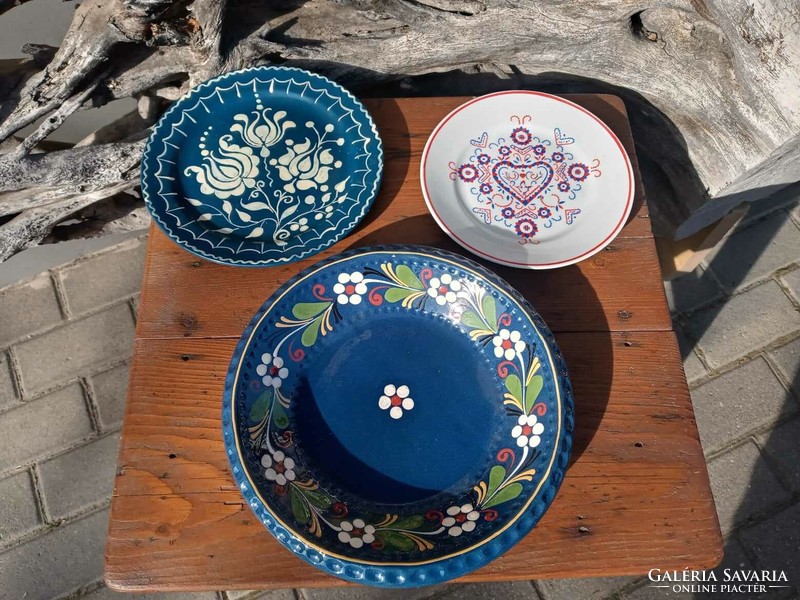 3 decorative plates