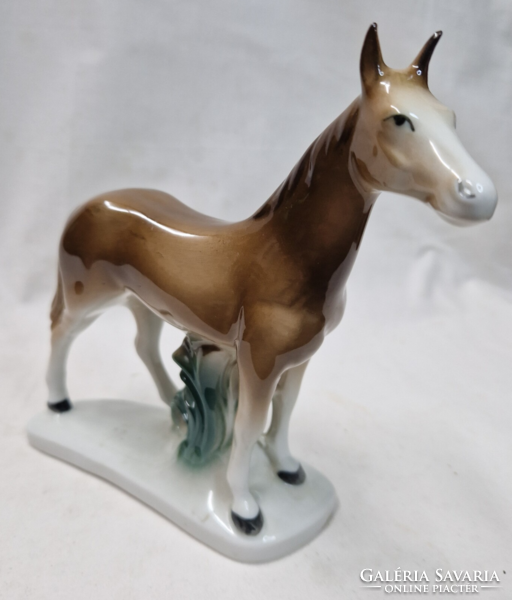 Lippelsdorf (GDR) jelzett német porcelán ló talapzaton, hibátlan állapotban 17 cm.