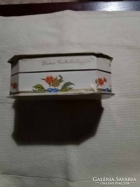 Old retro daisy dessert box discounted