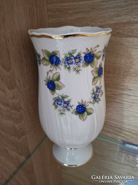 Ravenhouse blackberry pattern vase