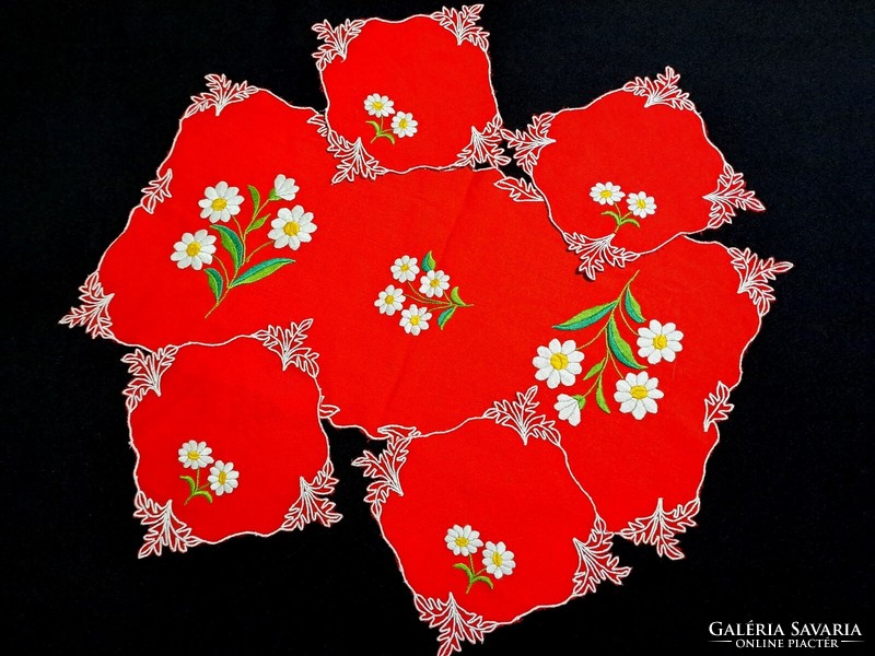 5 Runners and tablecloths embroidered with a daisy flower pattern, dimensions in the pictures