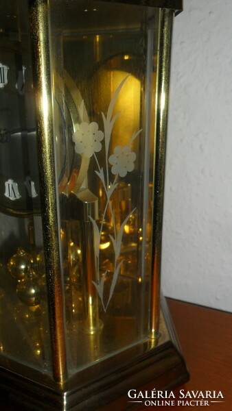 Német ,Kundo sárgaréz, virágos üveglap, forgó ingás , elemes kandalló óra.