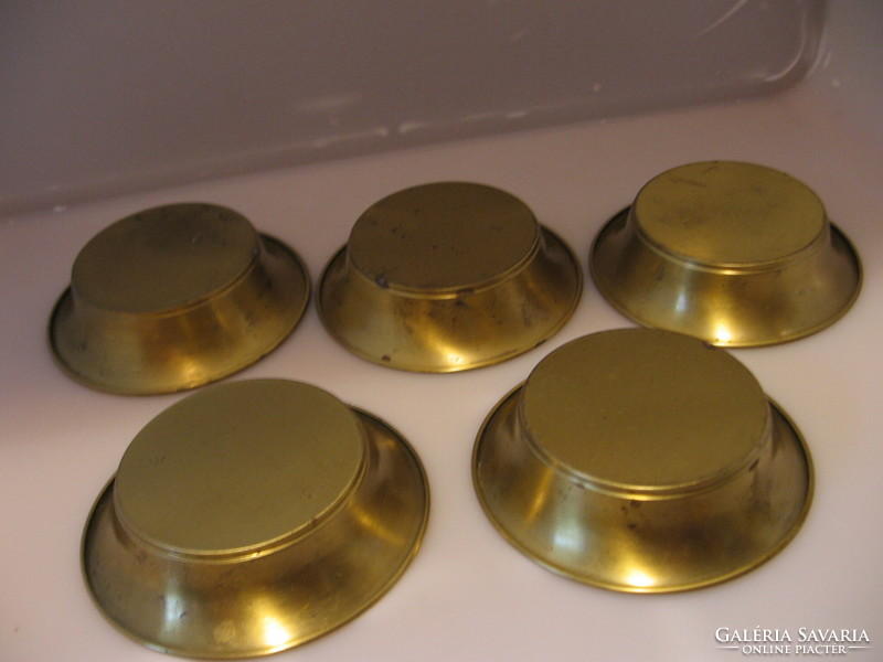 5 Copper colored metal bowls with leaf inside