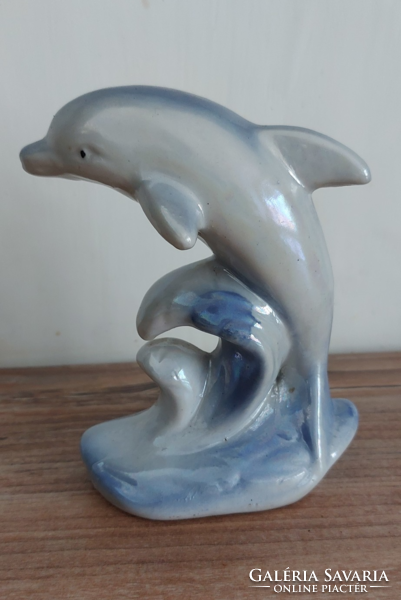 Régi  jelzetlen  porcelán tengerből kiugró kék delfin figura 13 cm magas