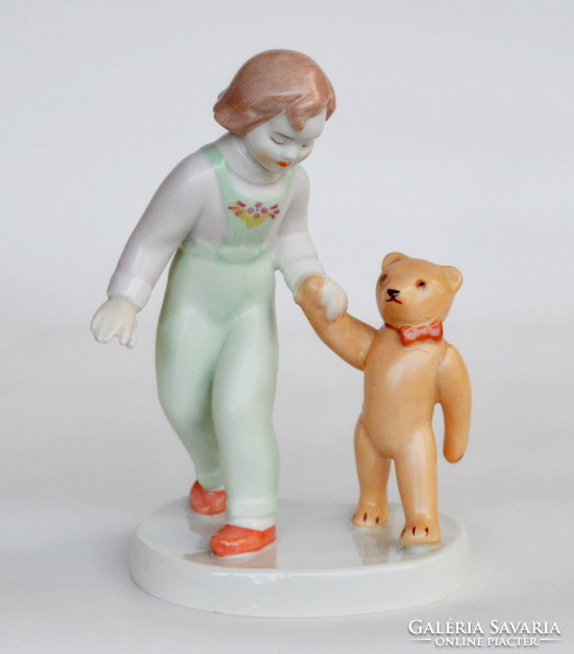 Aquincum porcelain: the little girl walks with the teddy bear.