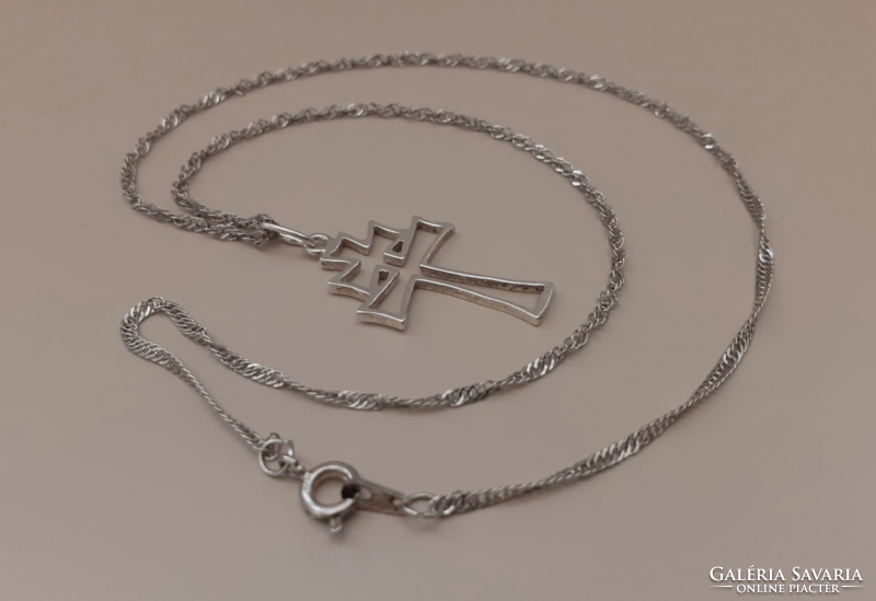 A marked silver necklace with a cross pendant in nice condition