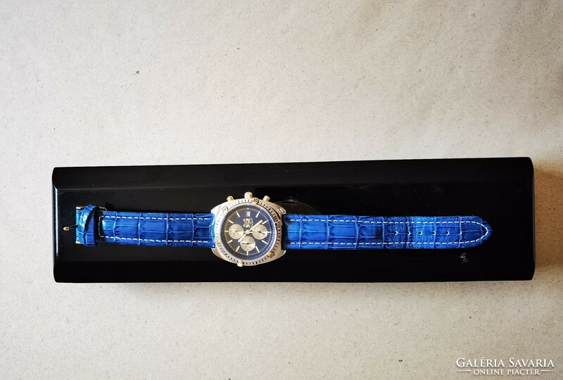 Watch almost new in a blue wooden box