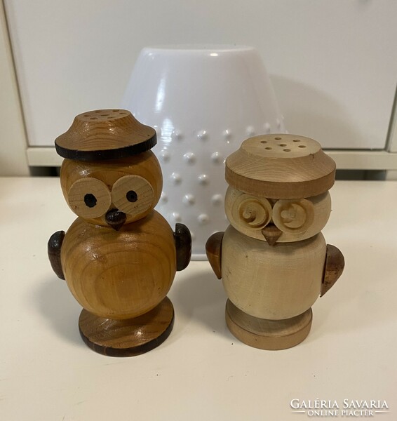 2 old salt and pepper shakers, spice shaker 9 cm from the owl collection (they were not used)