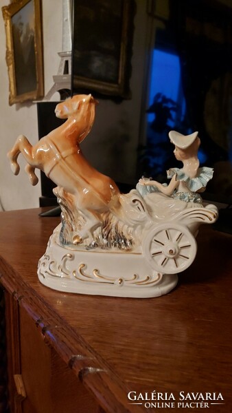 Nagy porcelán lovas fogat. Hölgy barokkos ruhában