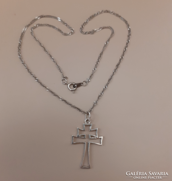 A marked silver necklace with a cross pendant in nice condition