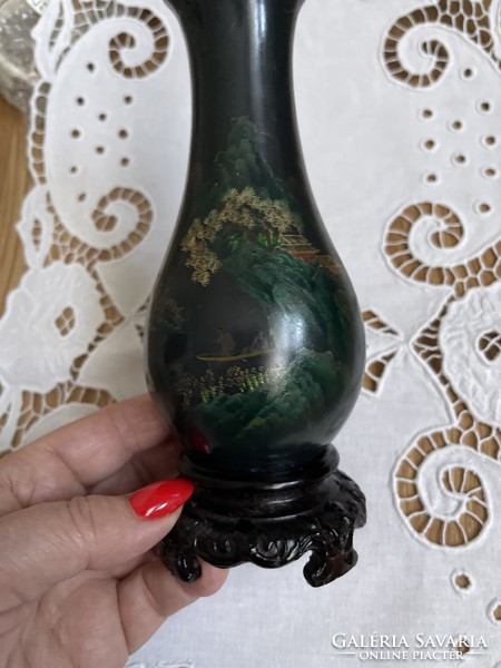 Nagyonszép Kinai kézzel festett  lakk fa váza, jelzett.
