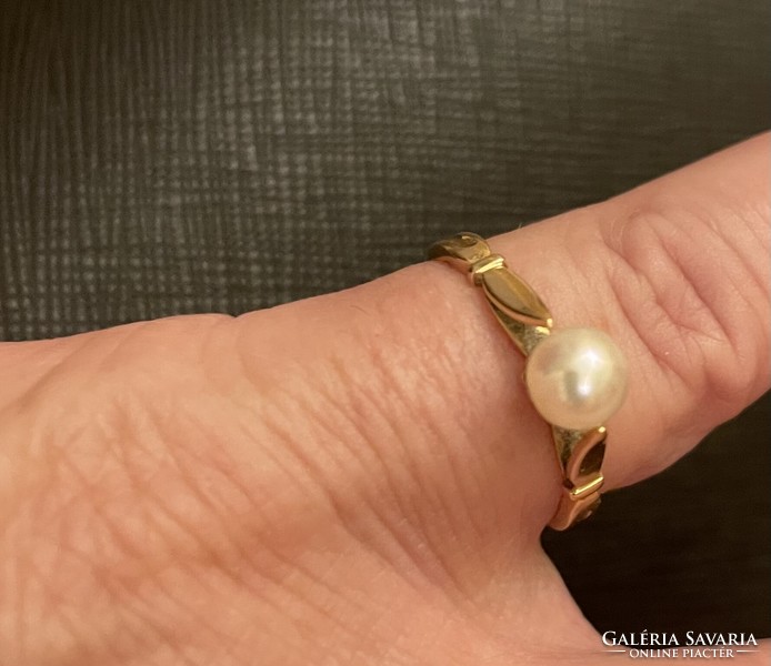 Gold ring with real pearl