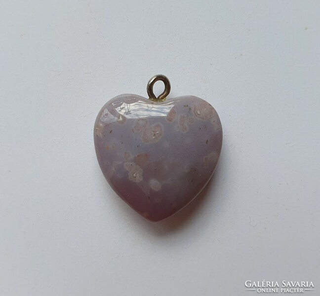 Heart-shaped mineral pendant