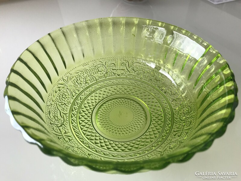 Uránzöld színű üveg tálka, préselt üveg, 17 cm átmèrő