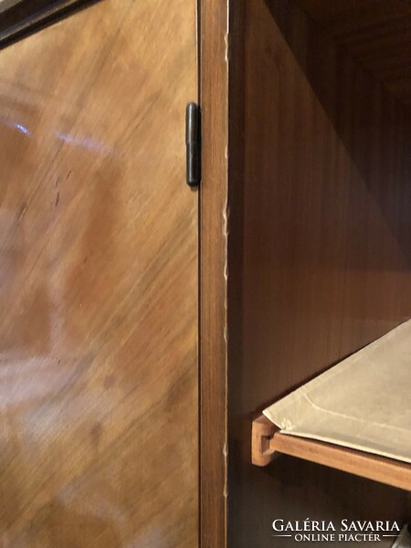 Nagy barna 3 ajtós fa ruhásszekrény, nagyon masszív anyagból, polcos és akasztós résszel