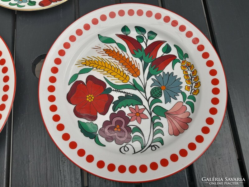 3 beautiful wall plates in one